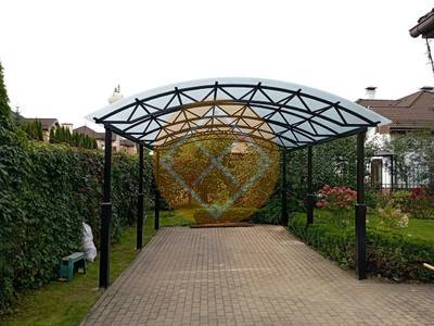 Стальной навес из поликарбоната белого цвета